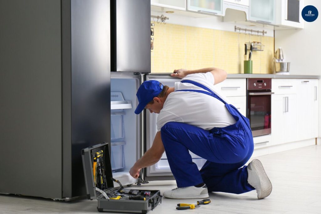 Técnico Solucionando Falhas Elétricas em Refrigeradores